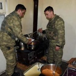 Sınır hattında görev yapan askerlerin morali yüksek