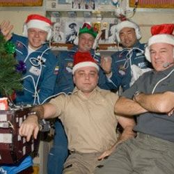 Astronotlar 165 gün sonra UUİ'den döndüler
