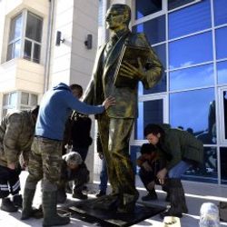 Silifke Adalet Sarayı'na Atatürk anıtı hediye edildi