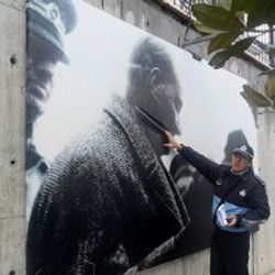 Atatürk posterinin başını kestiler