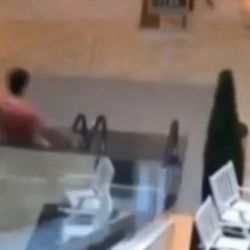 AVM'deki eğlence kısa sürdü İZLE