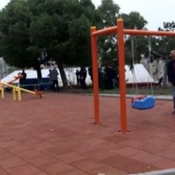 Cesede aldırmayan baba çocuğunu parkta oynattı