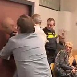 Hollanda'da bir baba hakime saldırdı