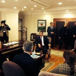 Tunceli'de Bahçeli'ye bisküvi ikram edildi