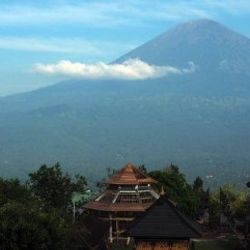 Bali Adası'ndan 100 bin kişi tahliye edildi
