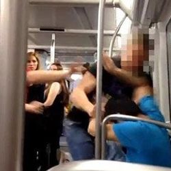 Barcelona metrosunda ırkçı saldırı İZLE