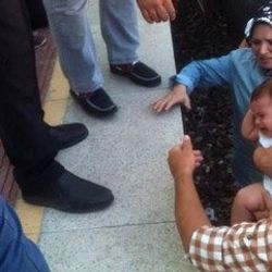 8 aylık bebek raylara düştü