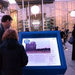 Berlin Duvarı’nın yıkılışının yıl dönümü kutlandı