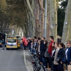 Beşiktaş'ta Atatürk için saygı zinciri oluşturuldu