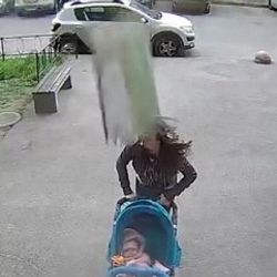 Bebeğiyle evine giden kadının kafasına beton blok düştü