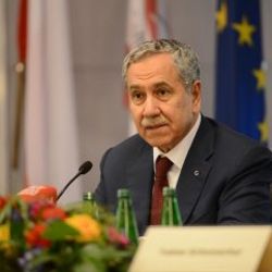 Bülent Arınç: Bayrağın indirilmesi alçakça bir hakarettir