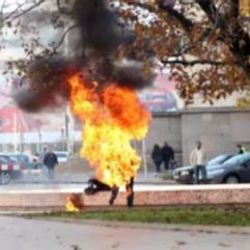 Bulgaristan'da bir kişi sokak ortasında kendini yaktı İZLE
