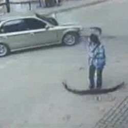 Servis bekleyen öğrencileri elektrik direği kurtardı