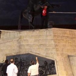 Türk Bayrağı indirildi diye intihara kalkışan Gaziantepli