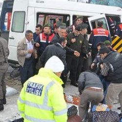 Adana'da yolcu otobüsü kaza yaptı: 2 ölü 12 yaralı İZLE