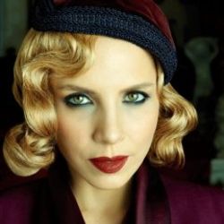 Sertab Erener'in saçlarını yaktılar