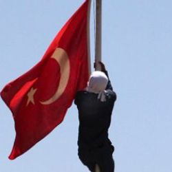 3 polis bayrak soruşturmasından açığa alındı