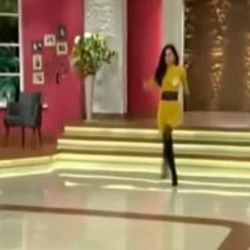 Catwalk yürüyüşü yapmaya çalışan gelin adayı