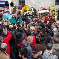 Deniz Gezmiş'in annesi son yolculuğuna uğurlandı