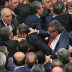 CHP'li vekiller AK Partili vekilleri darp etti