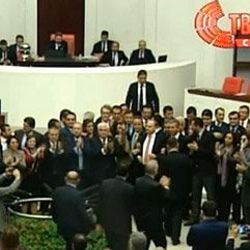 TBMM'de CHP'liler kürsüyü işgal etti