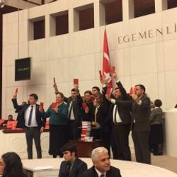 CHP'lilerden Anayasa kitapçıklı protesto