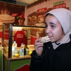 Kayserili gofret arası çiğköfte yaptı