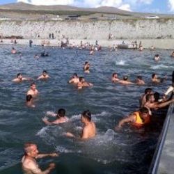 Çıldır Gölü'nde yüzme keyfi