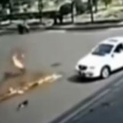 Çin'de otomobilin çarptığı motosiklet alev aldı İZLE