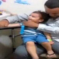 Küçük çocuk iğne yapılırken kahkaha attı İZLE