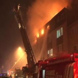 Üsküdar'da 4 katlı binada çıkan yangına müdahale ediliyor