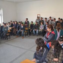 Eğitim için Vietnam'a giden genç pop star oldu İZLE