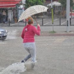 Türkiye genelinde yağışlar su baskınlarına neden oldu İZLE