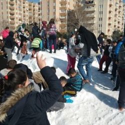 Kamyonla getirilen kar halkın eğlencesi oldu