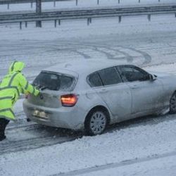 Karla birlikte İstanbul'da trafik felç oldu