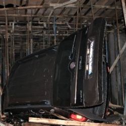 Polisten kaçarken aracıyla inşaata girdi