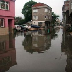 Bursa'da sağanak yağış su baskınlarına neden oldu