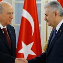 Başbakan Yıldırım Bahçeli'ye çipli kimliğini teslim etti