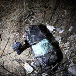 Otobüs durağına çarpan otomobil araziye devrildi