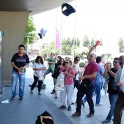 Banka önüne gelen eylemciler don fırlattılar İZLE