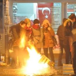 Kars’ın soğuğu vatandaşa durakta ateş yaktırdı