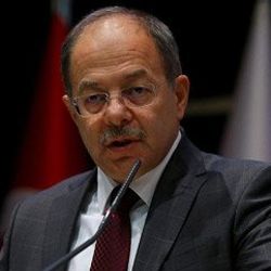 Recep Akdağ BBC muhabirine sarı çizmeleriyle cevap verdi