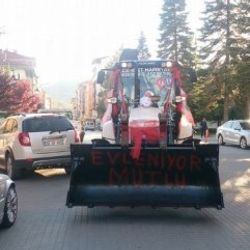 İş makinesi operatörünün gelin arabası kepçe oldu