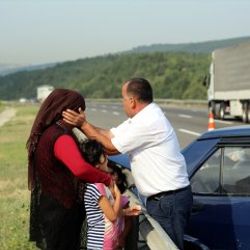 Kaza yapan sürücü eşini ve çocuklarını teselli etti