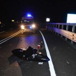 TIR'la çarpışıp arkadan gelen kamyonetin altında kaldılar