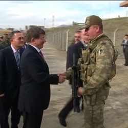 Davutoğlu Türk askerinin peşmergeyi eğittiği kampa gitti