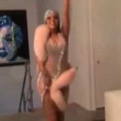 Rihanna'dan twerk dansı İZLE
