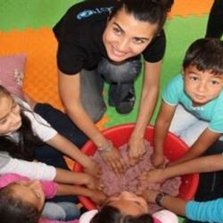 Tuba Büyüküstün'den miniklere ziyaret