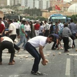 Mardin'de çiftçiler DEDAŞ binasını bastı