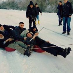 Erzurumlu dedelerin leğenle kar keyfi